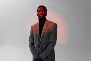 uomo africano americano nel completo da uomo ritagliata Visualizza se stesso fiducia moda foto