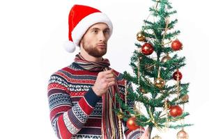 bello uomo nel nuovo anni Abiti decorazione Natale studio in posa foto