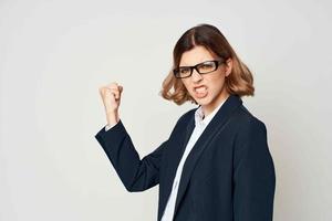 attività commerciale donna nel completo da uomo gesti con mano emozioni opera studio foto