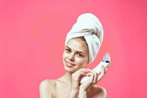donna con asciugamano su testa nudo le spalle facciale massaggio foto