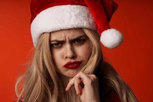 donna indossare Natale Abiti divertimento vacanza in posa rosso sfondo foto