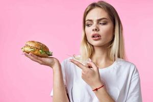 donna nel bianca maglietta Hamburger merenda delizioso cibo ristorante foto