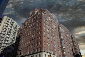 nuovo York Manhattan grattacieli Visualizza a partire dal il strada per il superiore di il edificio su soleggiato chiaro giorno foto