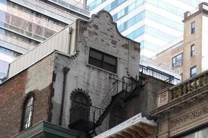 nuovo York Manhattan grattacieli Visualizza a partire dal il strada per il superiore di il edificio su soleggiato chiaro giorno foto