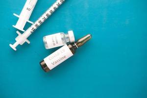 covid-19 vaccino viles e siringhe foto