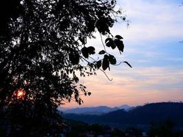 tramonto a partire dal il collina foto