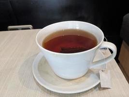 vicino su un' tazza caldo tè con fresco zucchero. il foto è adatto per uso per fresco bevanda sfondo e soddisfare media.