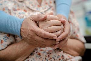 badante Tenere mani asiatico anziano donna paziente con amore, cura, incoraggiare e empatia a assistenza infermieristica Ospedale, salutare forte medico concetto. foto