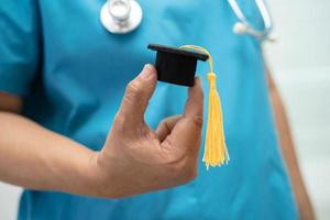 lo studio medico asiatico impara con il cappello del divario di laurea nel reparto ospedaliero, concetto di medicina intelligente per l'educazione del genio brillante. foto