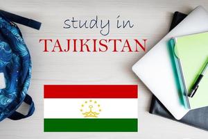 studia nel tagikistan. sfondo con bloc notes, il computer portatile e zaino. formazione scolastica concetto. foto