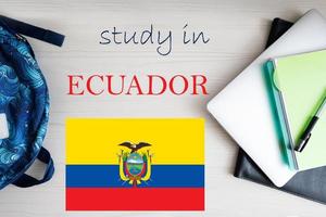 studia nel ecuador. sfondo con bloc notes, il computer portatile e zaino. formazione scolastica concetto. foto