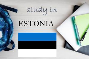 studia nel Estonia. sfondo con bloc notes, il computer portatile e zaino. formazione scolastica concetto. foto