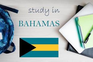 studia nel bahamas. sfondo con bloc notes, il computer portatile e zaino. formazione scolastica concetto. foto