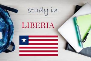 studia nel Liberia. sfondo con bloc notes, il computer portatile e zaino. formazione scolastica concetto. foto