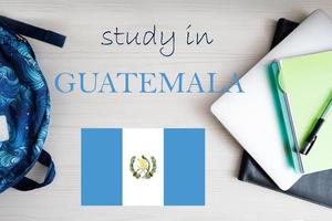 studia nel Guatemala. sfondo con bloc notes, il computer portatile e zaino. formazione scolastica concetto. foto