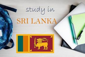 studia nel sri lanka. sfondo con bloc notes, il computer portatile e zaino. formazione scolastica concetto. foto