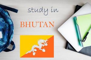 studia nel bhutan. sfondo con bloc notes, il computer portatile e zaino. formazione scolastica concetto. foto