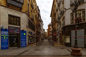 interessante urbano paesaggio con stretto strade nel il spagnolo città di saragozza su un' primavera giorno foto