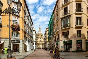 interessante urbano paesaggio con stretto strade nel il spagnolo città di saragozza su un' primavera giorno foto