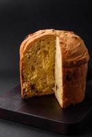 Pasqua torta o Panettone con uva passa e canditi frutta foto