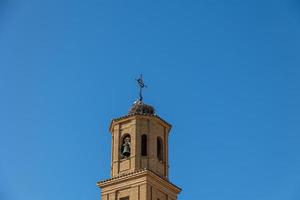 cicogna nido su il Chiesa Torre contro un' blu cielo con uccelli foto