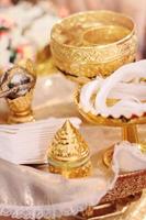 d'oro conchiglia impostato e fiore ghirlande per tailandese acqua scrosciante nozze cerimonia foto