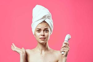 donna con asciugamano su testa pulizia pelle terapia avvicinamento foto