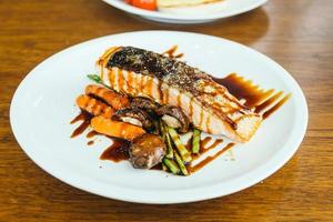 bistecca di filetto di carne di salmone alla griglia con verdure foto