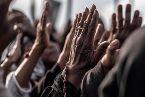 un' folla di persone sollevato loro mani per il cielo, un' collettivo preghiera per Dio generativo ai foto