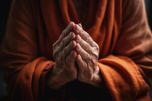 femmina mani insieme preghiera per Dio, pentimento generativo ai foto
