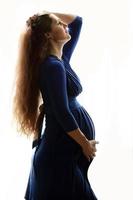bellissimo incinta donna su un' bianca sfondo. foto