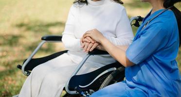 asiatico femmina mani toccante vecchio femmina mano porzione mani prendere cura di il anziano concetto nel parco ospedale foto