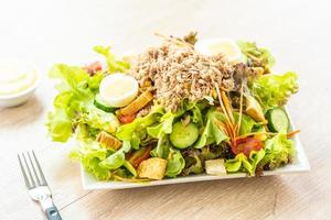 carne di tonno e uova con insalata di verdure fresche foto