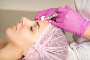 donna ricevente iniezione di botox foto