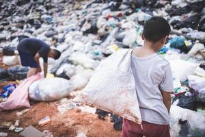 bambini siamo costretto per opera su sciocchezze. bambino lavoro duro e faticoso, povero bambini raccogliere spazzatura. povertà, violenza bambini e traffico concetto, anti-bambino lavoro duro e faticoso, diritti, giorno su dicembre 10. foto