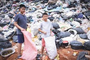 bambini siamo costretto per opera su sciocchezze. bambino lavoro duro e faticoso, povero bambini raccogliere spazzatura. povertà, violenza bambini e traffico concetto, anti-bambino lavoro duro e faticoso, diritti, giorno su dicembre 10. foto