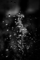 acqua liquido spruzzi su isolato nero sfondo. foto