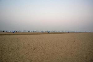 il presto mattina vuoto Visualizza di il il più lungo sabbioso mare spiaggia di cox bazar. foto