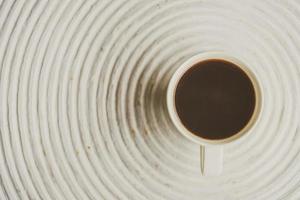 punto di messa a fuoco selettiva sul caffè nero in tazza bianca foto