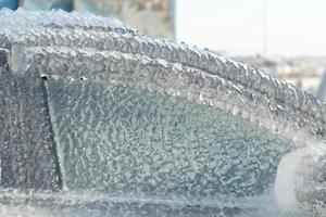 un'auto ricoperta di ghiaccio a vladivostok, russia