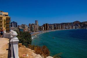 panorama Visualizza su un' soleggiato giorno su il città di benidorm Spagna foto