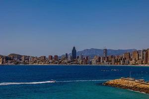 panorama Visualizza su un' soleggiato giorno su il città di benidorm Spagna foto