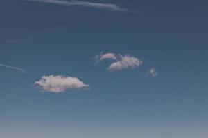 sfondo piccolo bianca estate nube contro il blu cielo minimalista paesaggio foto