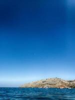 estate lungomare paesaggio su il greco isola di rodi foto