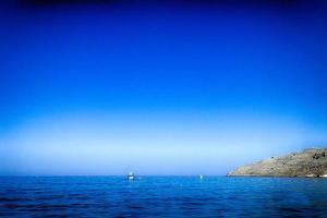 estate lungomare paesaggio su il greco isola di rodi foto