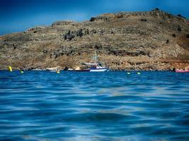 estate lungomare paesaggio su il greco isola di rodi foto