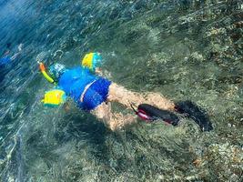 ragazzo immersione nel il mare nel blu acqua su un' estate caldo vacanza giorno foto