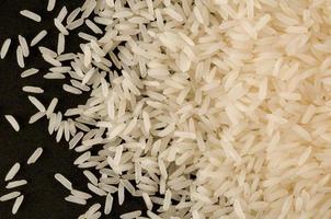 bianca riso su nero sfondo foto