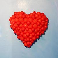 rosso cuore - simbolo di amore, romantico, celebrazione. concetto con copia spazio. foto
