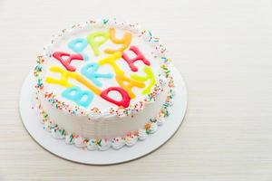 torta di buon compleanno su fondo in legno foto